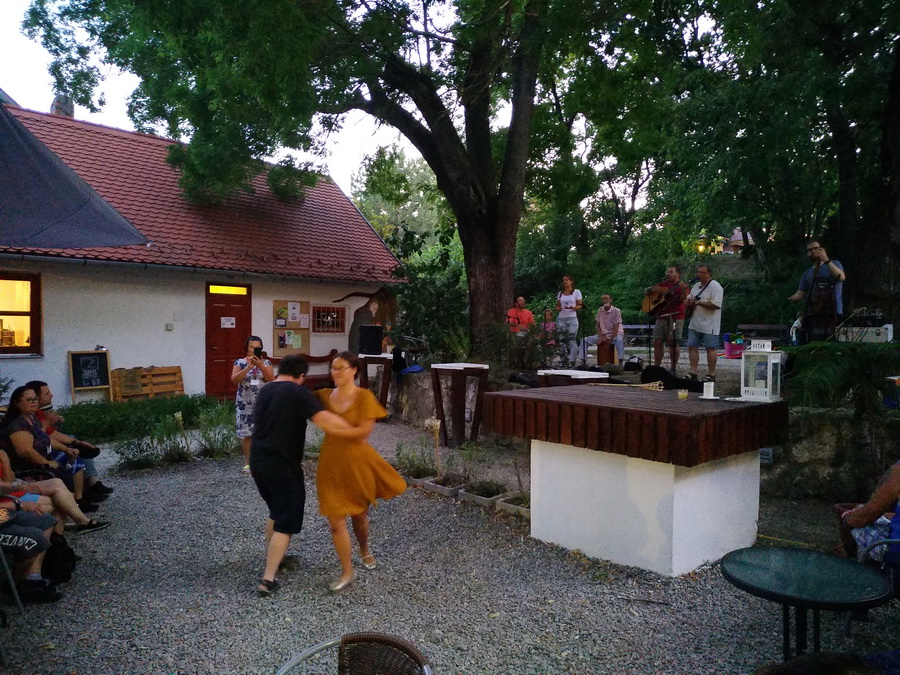 Cili és Marci táncol a Lasho Lecsó koncertjén