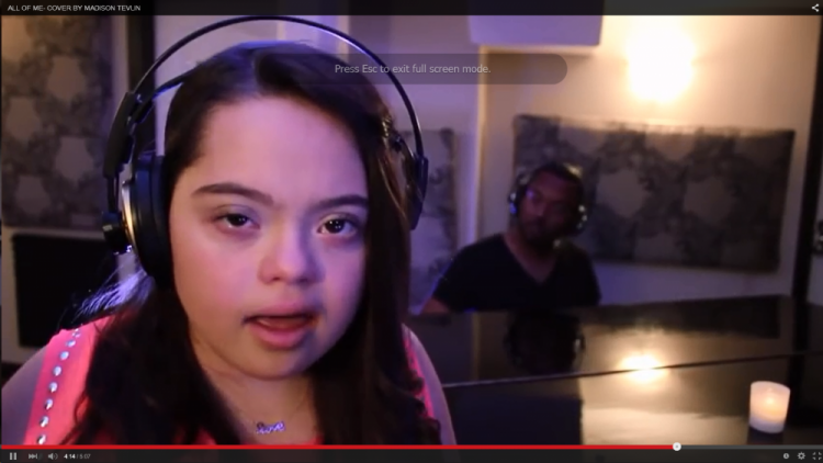 Madison énekel a YouTube-on
